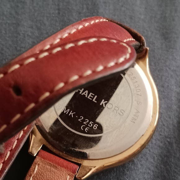 VINTAGE | MICHAEL KORS BEAUTIFUL LEATHER WRAP AROUND BRACELET - Picture 10 of 12